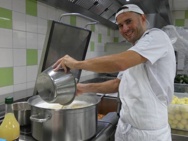 Les plats sont prpars sur place par l'quipe cuisine du restaurant scolaire.