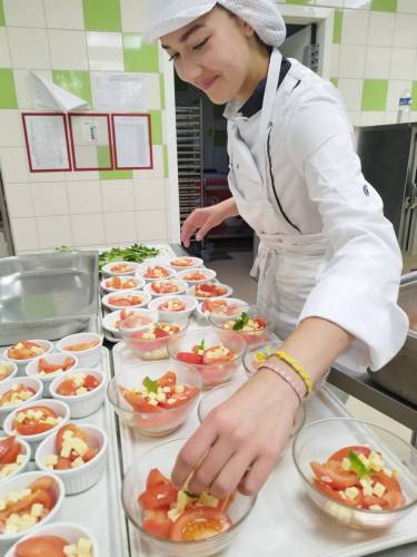 un jeune au restaurant scolaire