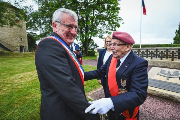 Le Maire, Stphane Hamon, avec Achille Muller, ancien parachutiste SAS