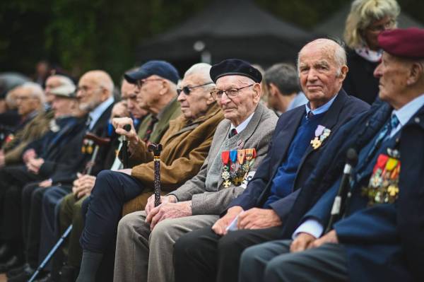 Des anciens combattants taient  l'honneur en cette journe du 5 juin.