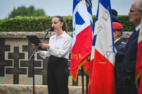 Une jeune lycenne a lu un texte issu du Bataillon du ciel de Joseph Kessel.