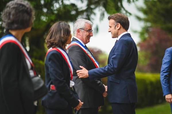 A son arrive  Plumelec, le Prsident de la Rpublique salue le Maire Stphane Hamon.