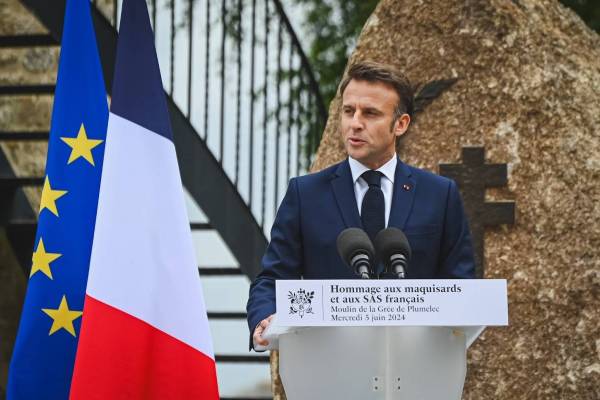 Emmanuel Macron a salu l'engagement des SAS franais parachuts dans la nuit du 5 au 6 juin 1944.