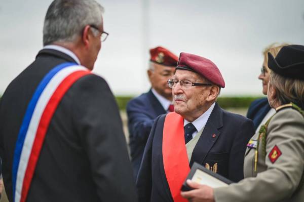 Achille Muller en conversation ave le Maire, Stphane Hamon.