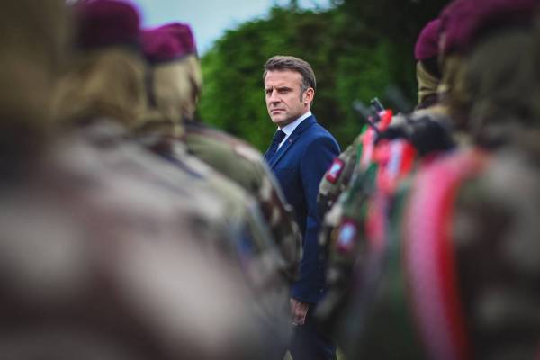 Emmanuel passe en revue les troupes militaires