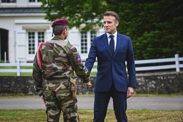 Emmanuel Macron salue le commandant du 1er RPIMA de Bayonne dont le drapeau vient d'tre dcor de la mdaille militaire.