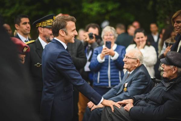 Emmanuel Macron a salu chaleureusement les anciens combattants