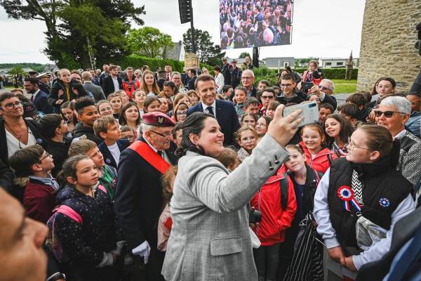 Le Prsident s'est offert un bain de foule en fin de crmonies.