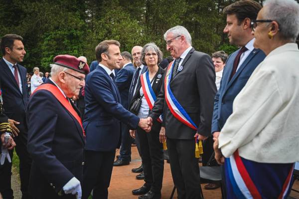 Le Prsident salue Stphane Hamon, Maire de Plumelec.