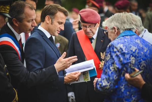 Le Prsident a reu un livre offert par les nices de Emile Boutard, retraant l'histoire de leur oncle tu  Plumelec.