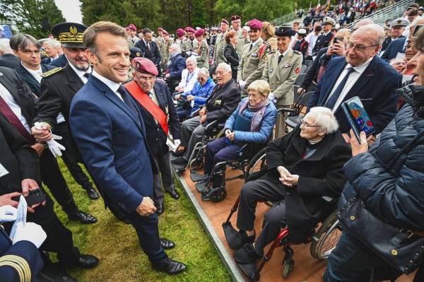 Le Prsident s'est longtemps entretenu avec les anciens combattants.