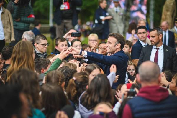 Emmanuel Macron s'est offert un bain de foule avant de repartir de Plumelec.