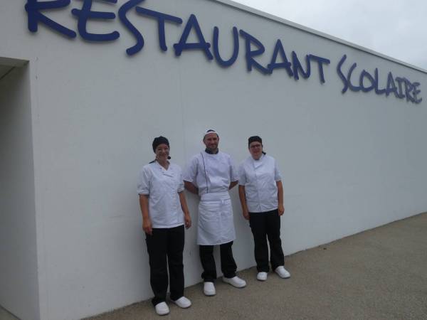 Adrien Robic, le responsable du restaurant scolaire, entour de gauche  droite par  par Carine Le Mnahze (nettoyage et hygine du matriel)  et Delphine Caro (second de cuisine).